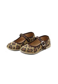 Zapatos tipo Mary Jane con estampado de leopardo, parte superior de lona beige, detalles en marrón y correa con hebilla. Diseño de punta redonda y suela plana.
