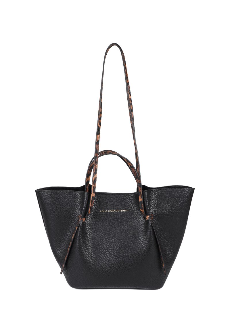 Schwarze, strukturierte Leder-Shopper-Tasche mit zwei kontrastierenden Tiermustergriffen und einem dezenten Logo auf der Vorderseite. Geräumiges Design mit offenem Oberteil.