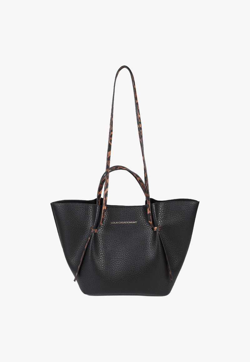 Crna kožna torba s teksturom s dvije kontrastne ručke u životinjskom uzorku i suptilnim logotipom sprijeda. Prostran dizajn s otvorenim vrhom.