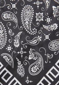 Urban Classics ACCESSOIRES BIG PATTERN - Tørklæde / Halstørklæder - black bandana aop