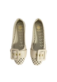 Beige Slipschuhe mit perforiertem Design, quadratischer Schnallenakzent und glattem Leder. Auffälliges Detail in goldfarbenem Metall.