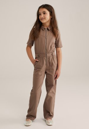 Jumpsuit de algodón marrón con mangas cortas, cierre de cremallera en el frente y detalles de botones en la cintura. Cuenta con dos bolsillos laterales y un diseño de pierna recta.