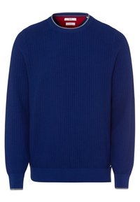 Blå ribbad tröja med rund hals, med kontrasterande röd innerfoder och grå detaljer vid halsringningen och ärmsluten. Mjuk struktur.