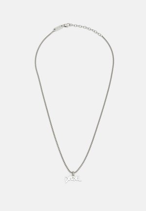 Ασημένια αλυσίδα με κολιέ που διαθέτει ένα διακοσμητικό κρεμαστό με τη λέξη "Diesel" σε καλλιγραφικά γράμματα. Η αλυσίδα είναι λεπτή και υφασμένη.