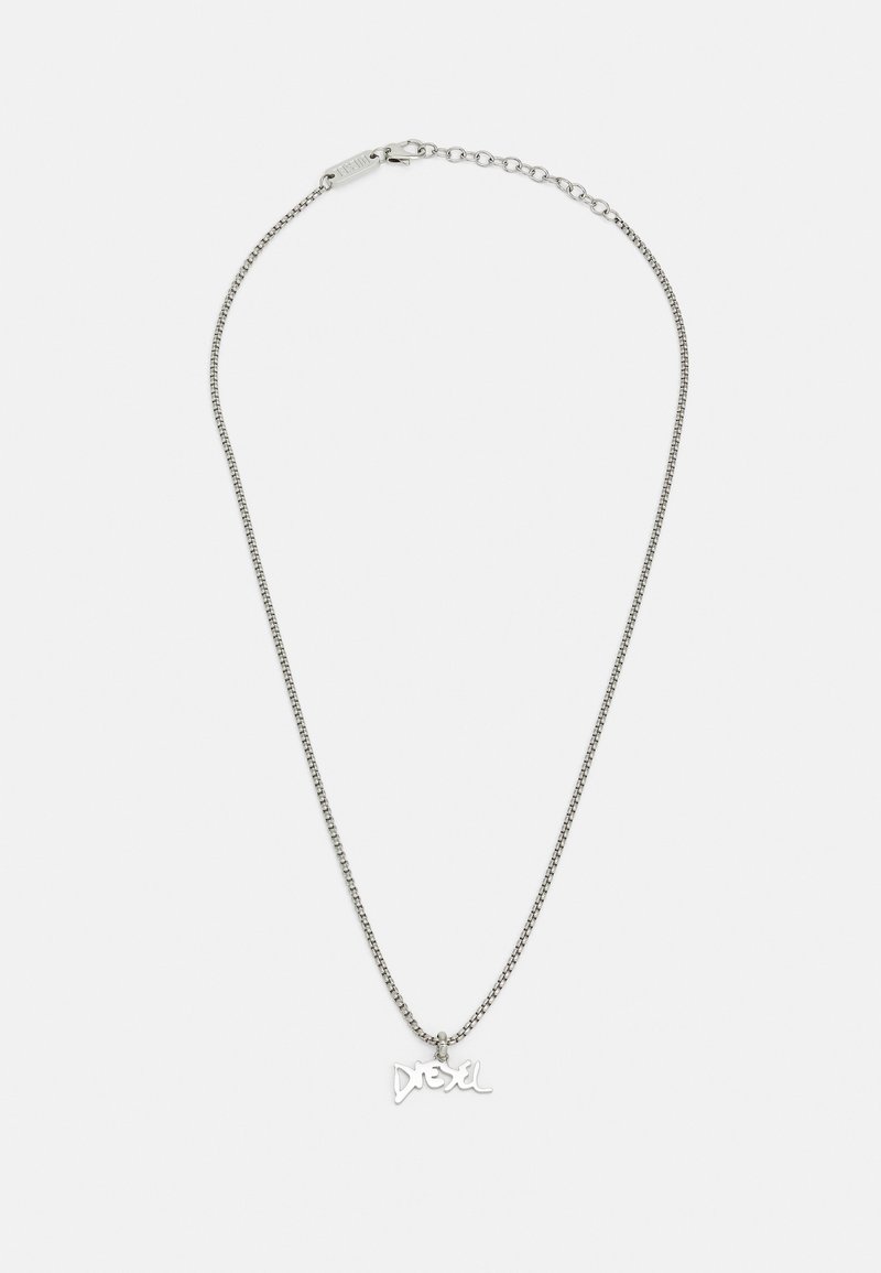 Ασημένια αλυσίδα με κολιέ που διαθέτει ένα διακοσμητικό κρεμαστό με τη λέξη "Diesel" σε καλλιγραφικά γράμματα. Η αλυσίδα είναι λεπτή και υφασμένη.