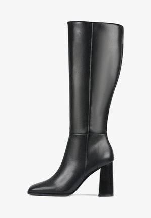 Botas negras de cuero hasta la rodilla, con punta afilada y tacón grueso. Textura suave con costuras sutiles para un detalle adicional.