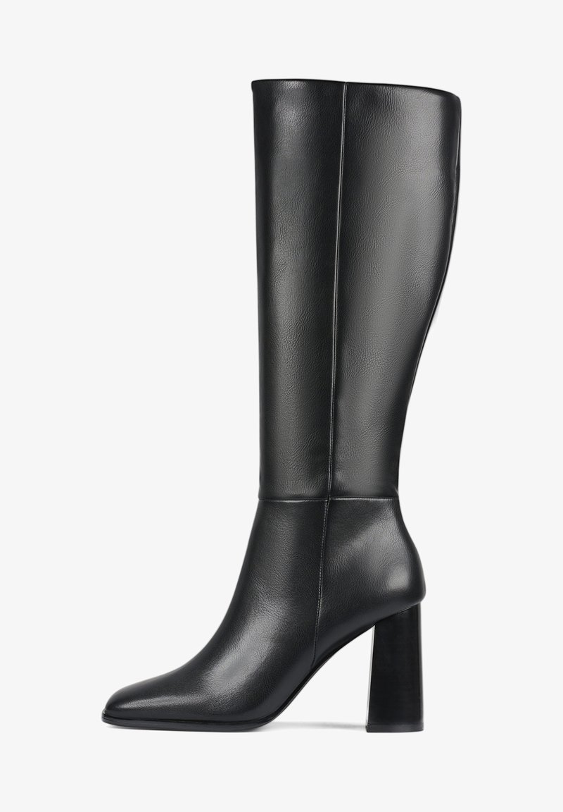 Botas negras de cuero hasta la rodilla, con punta afilada y tacón grueso. Textura suave con costuras sutiles para un detalle adicional.