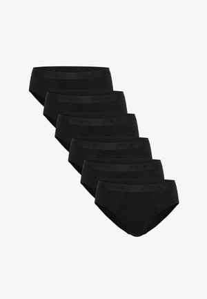 Seis calzoncillos negros de hombre apilados en diagonal, cada uno con una cintura que presenta un logo de Fila en relieve.