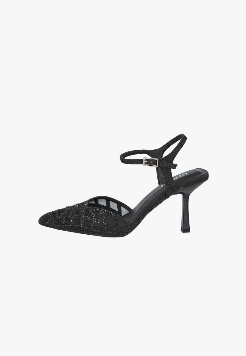 Sandalia de tacón alto de malla negra con punta afilada, patrones decorativos, una correa en el tobillo y una hebilla plateada.