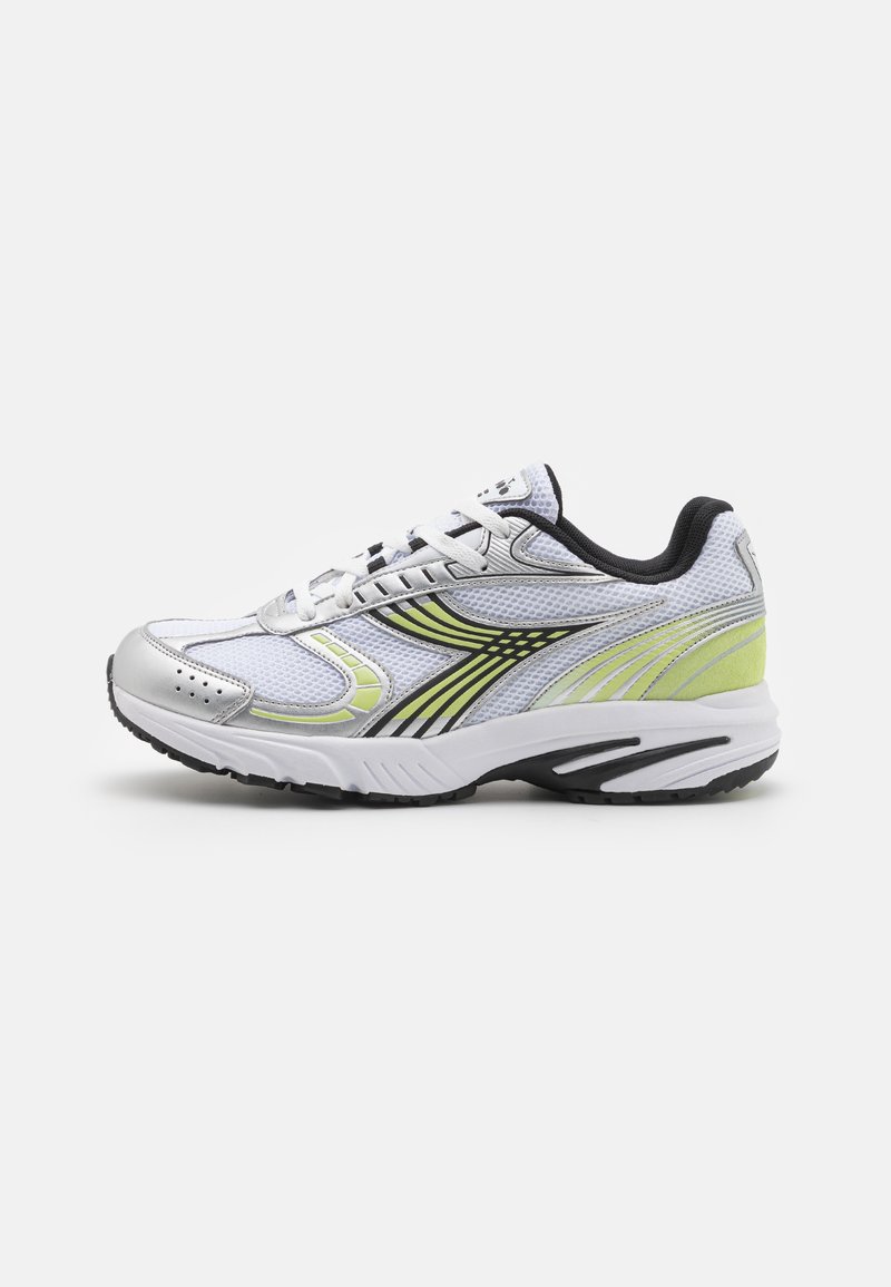 Sportschoenen in zilver, wit en zwart met een bovenwerk van mesh, limoen groene accenten en een gestructureerde zool voor grip. Voorzien van veters en een gevoerde kraag.