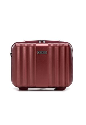 Custodia cosmetica rigida rossa con texture verticale a righe, chiusura con zip e una placca con logo centrata nella parte anteriore. Forma compatta e rettangolare.
