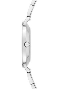 Silberne Metalluhr mit glatter, glänzender Oberfläche, runder Gehäuseform und einem verbundenen Armband. Verfügt über eine runde Krone mit einem Pluszeichen-Detail.