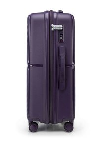 Valigia rigida viola con superficie testurizzata, doppie cerniere, lucchetto a combinazione e quattro ruote girevoli per la mobilità.