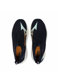 Scarpe da corsa navy con tomaia in rete traspirante. Presentano accenti riflettenti, una soletta arancione a contrasto e una suola bianca ammortizzata.