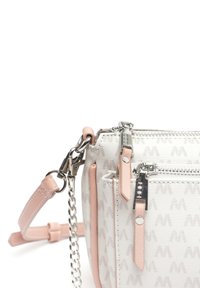 Crossbody-väska i strukturerad vit tyg med subtil logotryck, rosa läderdetaljer, hardware i silverfärg och med dragkedjefack.