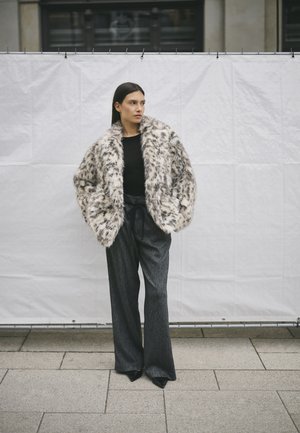 Vinterjakker - white and black fur