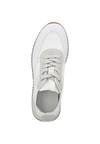 Weiße Sneaker mit strukturiertem Obermaterial, hellgrauen Akzenten, runder Zehenpartie und einer braunen Gummisohle mit sichtbarem Profil.
