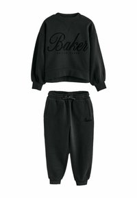 Conjunto casual de dos piezas en negro, compuesto por una sudadera de manga larga y pantalones jogger con cintura elástica, ambos con la marca "Baker".