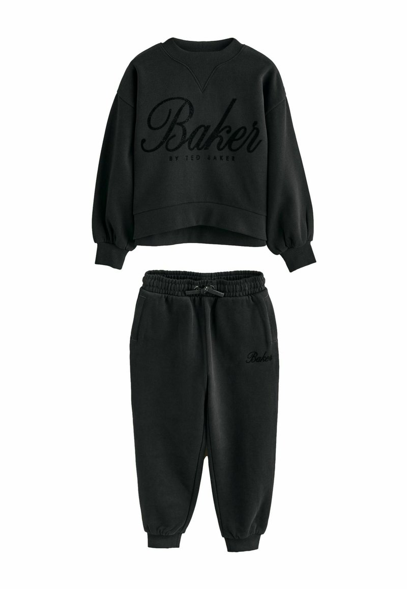 Conjunto casual de dos piezas en negro, compuesto por una sudadera de manga larga y pantalones jogger con cintura elástica, ambos con la marca "Baker".