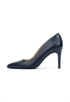 Escarpin en cuir bleu marine à talon haut, avec un bout pointu, un talon stiletto slim et un subtil accent du logo doré à l'arrière.
