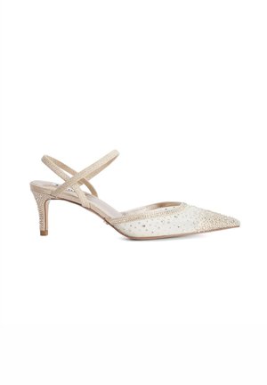 Beige slingback pumps met puntige neus, versierd met kleine strasssteentjes en een slanke, middelhoog hak.