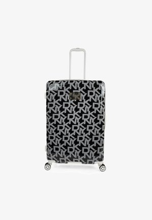 Maleta rígida con un patrón de logotipos en blanco y negro, asa telescópica y cuatro ruedas giratorias para una fácil movilidad.