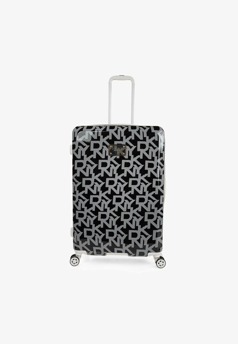 Maleta rígida con un patrón de logotipos en blanco y negro, asa telescópica y cuatro ruedas giratorias para una fácil movilidad.