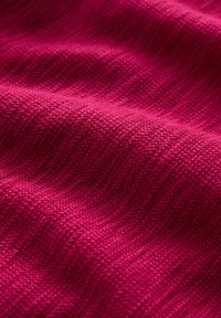 Tessuto testurizzato di un profondo colore fucsia, che mostra un motivo tessuto con sottili variazioni nello spessore del filo e nei dettagli superficiali.