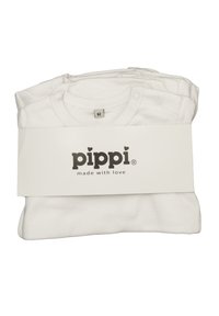 Białe bawełniane body dla niemowląt ułożone w stos z etykietą marki. Etykieta zawiera czarny tekst "pippi made with love" oraz metkę rozmiaru 62. Miły, gładki design.