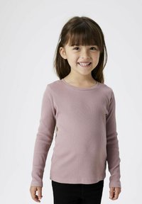 Helles rosa, geripptes Langarmshirt mit Rundhalsausschnitt und taillierter Passform, kombiniert mit schwarzen Hosen. Weicher Stoff und glatte Textur.