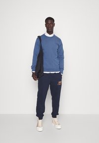 Tommy Hilfiger CREW NECK  - Strickpullover - faded indigo