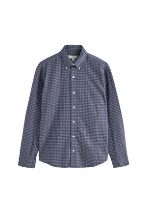 Hosszú ujjú, gombos ing kék, piros és fehér kockás mintával, gombolt gallérral, fehér háttéren elterítve.