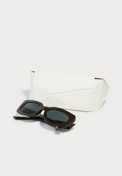 Ochelari de soare dreptunghiulari maro, cu lentile întunecate, însoțiți de un toc geometric alb. Ochelarii au un cadru gros și un design elegant.