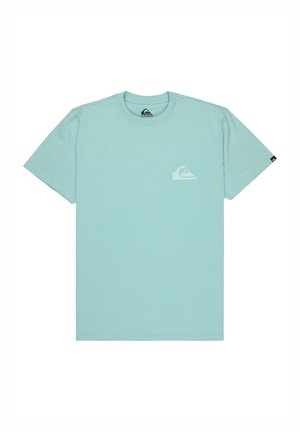 Camiseta de algodón color verde azulado claro con cuello redondo, mangas cortas y un pequeño logo blanco de ola en el pecho izquierdo. Textura suave.