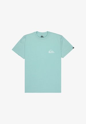 Jasnozielony bawełniany t-shirt z okrągłym dekoltem, krótkimi rękawami oraz małym białym logo fali na lewej piersi. Gładka tekstura.