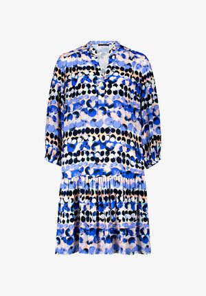 Locker sitzendes Kleid mit 3/4-Ärmeln, V-Ausschnitt und gerafftem Saum, mit einem mehrfarbigen abstrakten Tupfenmuster in Blau, Schwarz, Weiß und Pfirsich.
