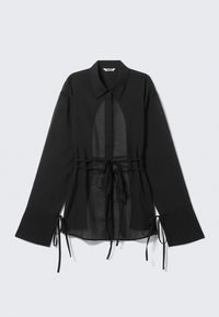 Chemise noire transparente à boutons, manches longues, col, taille cintrée avec liens, et panneau avant ouvert. Confectionnée dans un tissu léger.