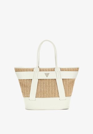 Beige geweven totebag met witte leren handvatten, afwerking en basis, voorzien van een klein driehoekig Guess-logo in het midden aan de voorkant.