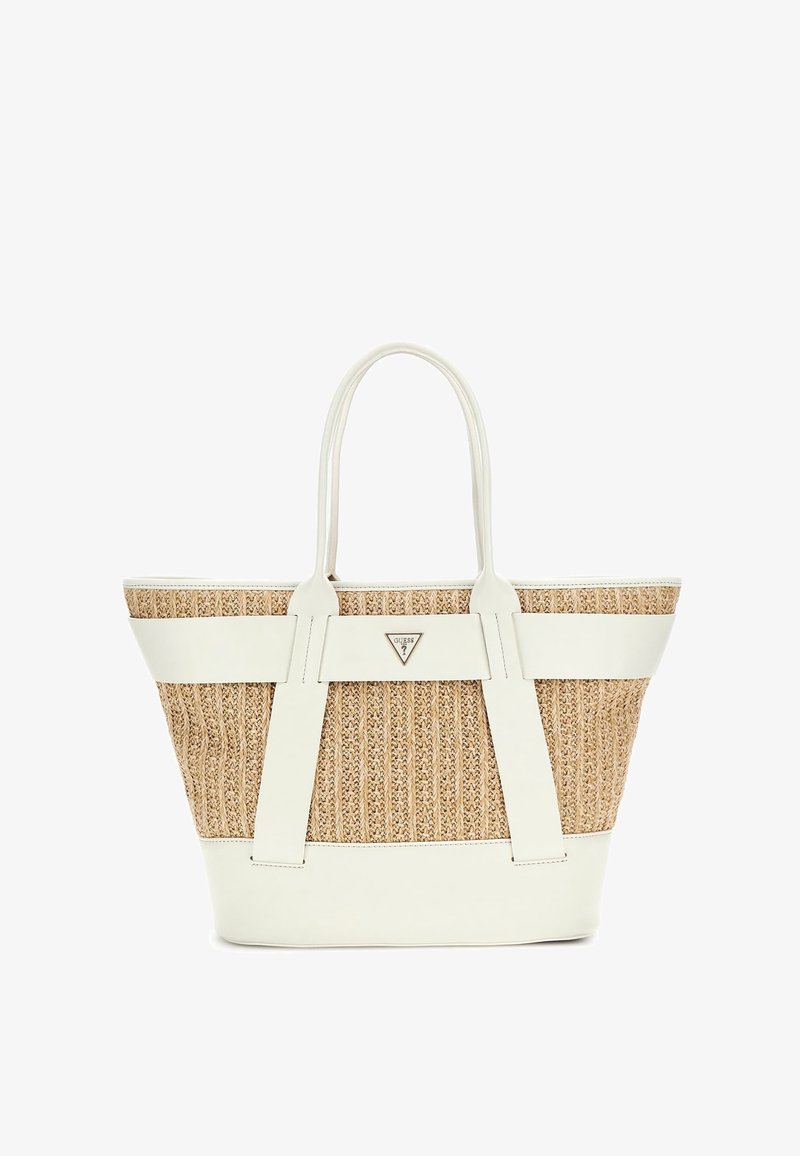 Sac fourre-tout tissé beige avec des anses, un bord et une base en cuir blanc, présentant un petit logo triangulaire Guess au centre sur le devant.