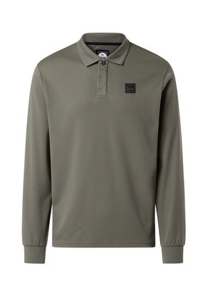 Polo de manga larga en verde oliva, confeccionado con tela ligera. Cuenta con un cuello clásico y un parche de logo negro en el pecho.