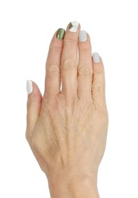 Mano con smalto per unghie multicolore: bianco, grigio, verde e un motivo a diamante sfaccettato su un'unghia. Texture liscia, dettagli della pelle visibili.