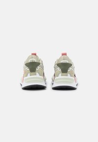 Sportovní tenisky s béžovým síťovaným svrškem, zelenými akcenty, růžovými poutky na nazouvání a bílou podrážkou. Mají strukturovanou pata a polstrovaný límec.