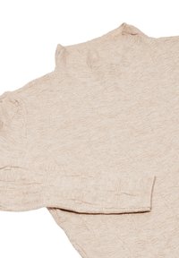 Maglione lavorato a maglia beige con collo alto, motivo testurizzato e maniche lunghe. Tessuto morbido con dettagli sottili su tutto il materiale.