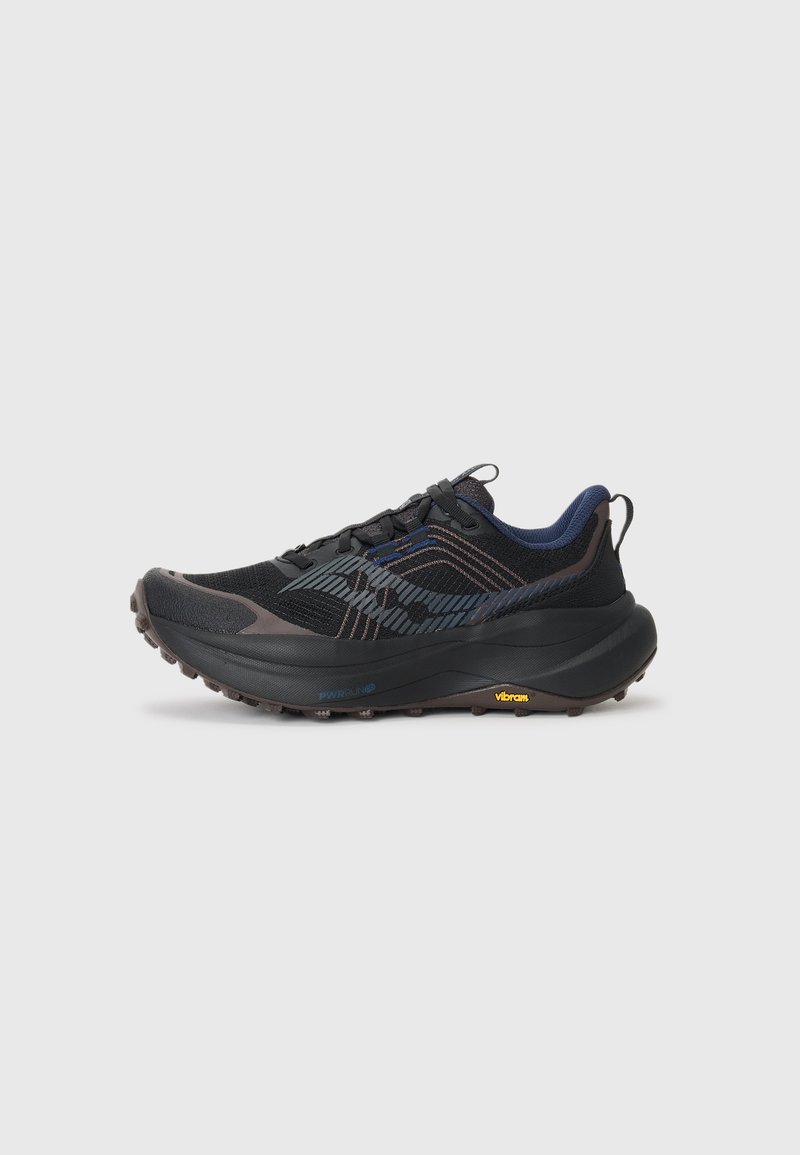 Svart terrengløpesko med teksturert mesh-overdel og blå detaljer. Har en robust såle og Vibram-merke på yttersålen.