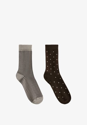 Csíkos szürke és sötétbarna zoknik pöttyökkel; sima textúra; kontrasztos minták, az egyik csíkos, a másik egyszínű fehér pöttyökkel.