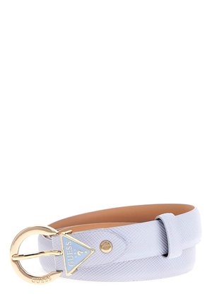 Ceinture Guess en cuir bleu clair texturé avec boucle ronde dorée et détail de logo triangulaire sur fond blanc.