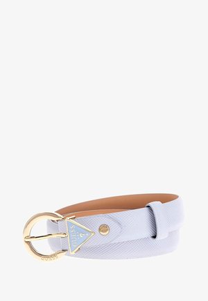 Hellblauer, strukturierter Leder-Gürtel von Guess mit runder goldener Schnalle und dreieckigem Logodetail auf weißem Hintergrund.