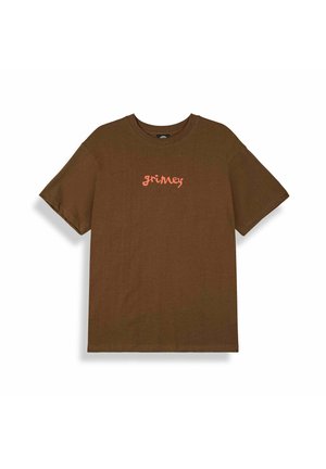 Brązowy t-shirt z krótkim rękawem, okrągłym dekoltem i pomarańczowym napisem "grimey" na piersi.