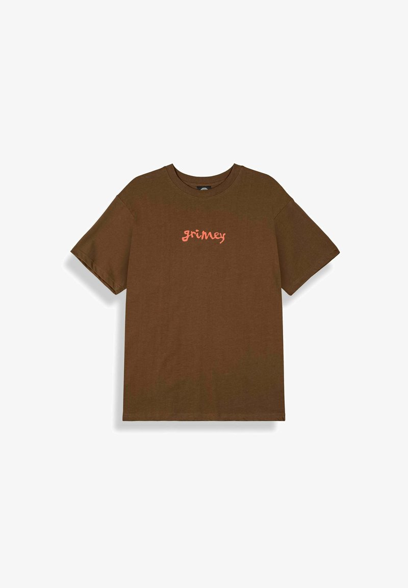 Camiseta marrón de manga corta con un escote redondo y la palabra "grimey" impresa en naranja en el pecho.