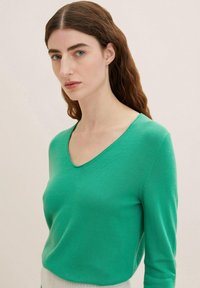 TOM TAILOR BASIC V-NECK - Strickpullover - vivid leaf green